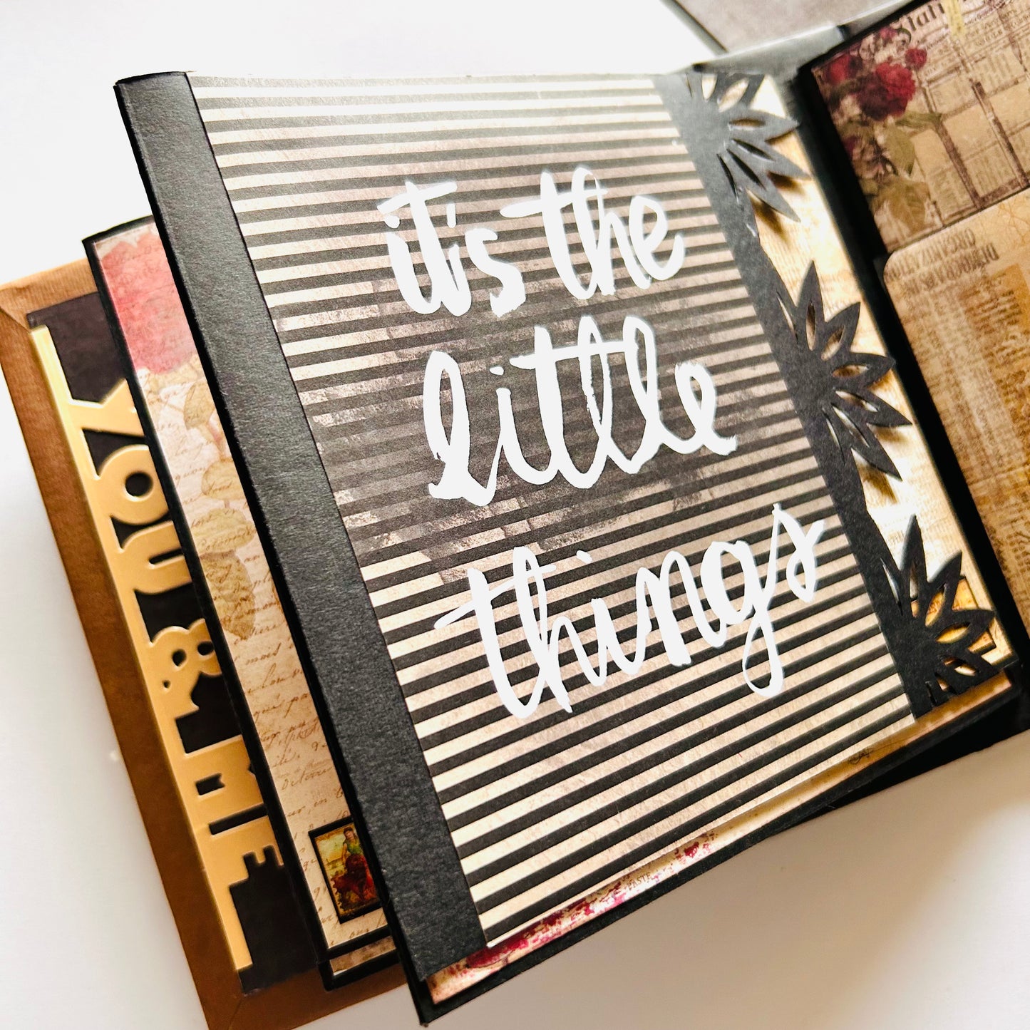 📖 Decorative Vintage Album – “Memories”